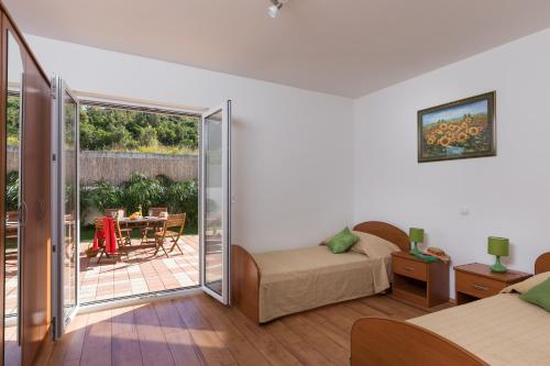 ツァヴタットにあるApartments Veramentaのベッドルーム1室(ベッド1台付)、パティオ(テーブル付)