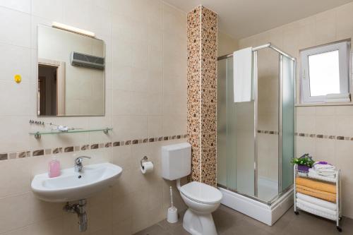 A bathroom at Apartments Veramenta