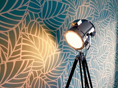 a light on a tripod in front of a wall at Glaz Ocean in Douarnenez