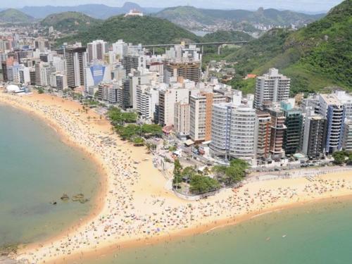 een luchtzicht op een strand en een stad bij Apartamento Praia da Costa in Vila Velha