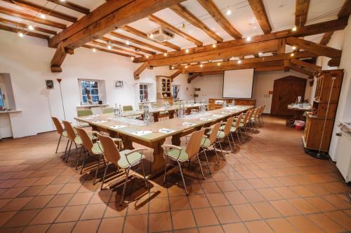 a large conference room with a long table and chairs at Jordan's Untermühle in Köngernheim