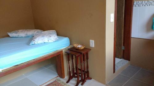 a small bed in a room with a small table at Albergue Muzy in Sana