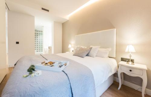 マドリードにあるMalasaña Executive by Madflats Collectionのベッドルーム(トレイ付きの白い大型ベッド1台付)