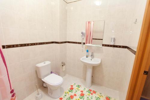 Kylpyhuone majoituspaikassa Voiazh Hotel