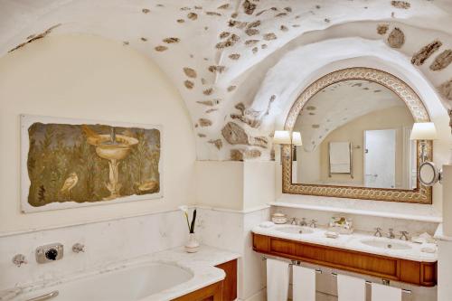 Vannas istaba naktsmītnē Caruso, A Belmond Hotel, Amalfi Coast