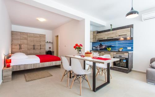 Ένα ή περισσότερα κρεβάτια σε δωμάτιο στο Apartments Viktorija 2