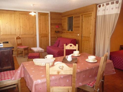 a room with a table with a pink table cloth at Residence Sylvana in Les Deux Alpes