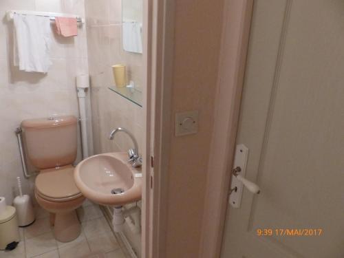 een badkamer met een toilet en een wastafel bij Gênois 1 in Hourtin
