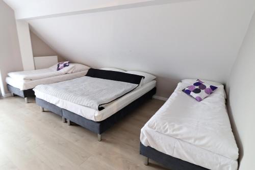 een kamer met 2 bedden in een kamer bij Apartamenty BM'Kruk in Stronie Śląskie