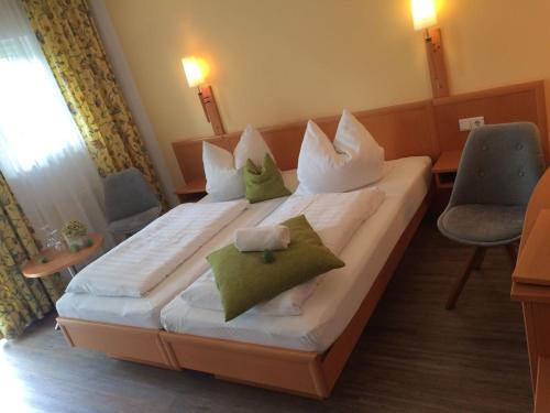 
Ein Bett oder Betten in einem Zimmer der Unterkunft Landgasthof & Landhotel Wild
