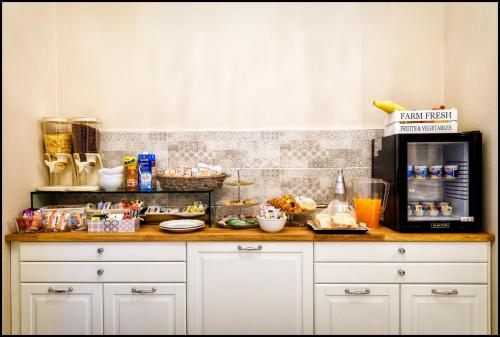 a kitchen with a counter with a coffee maker at Maison degli Artisti in Ravenna