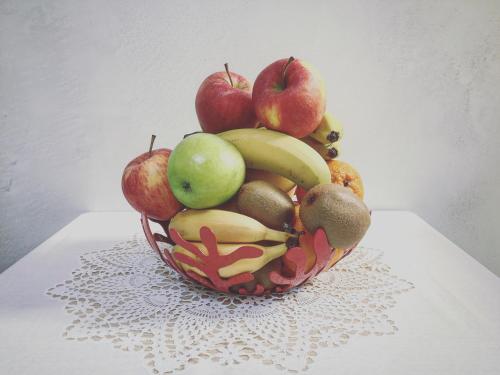 a bowl of fruit sitting on a table at B&B Al Pozzo di Luce in Venice