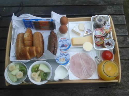 Đồ ăn tại/gần nhà khách