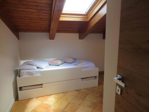 Dormitorio pequeño con cama y ventana en Vista Alpi Apuane, en Rometta