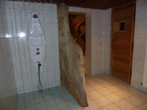 A bathroom at Naturparkhotel Haus Hubertus