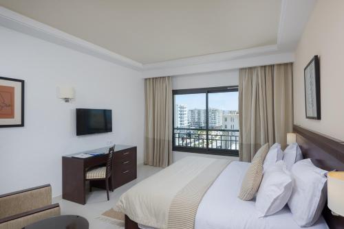 Postel nebo postele na pokoji v ubytování Le Corail Suites Hotel