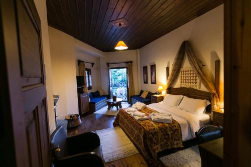 sypialnia z łóżkiem w pokoju w obiekcie Hotel Ligeri w mieście Elati Trikalon