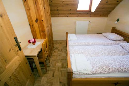 Postel nebo postele na pokoji v ubytování Kmetija Matk