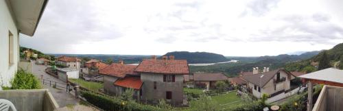 Blick auf eine Stadt mit Häusern und einem Fluss in der Unterkunft B&B da Gi&Jo in Forgaria nel Friuli