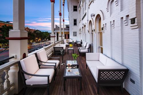 Ein Sitzbereich in der Unterkunft The Adelphi Hotel