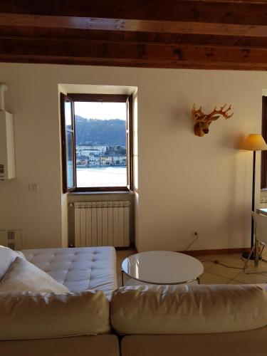 a living room with a couch and a window at Casa Vacanza Isola in Orta San Giulio