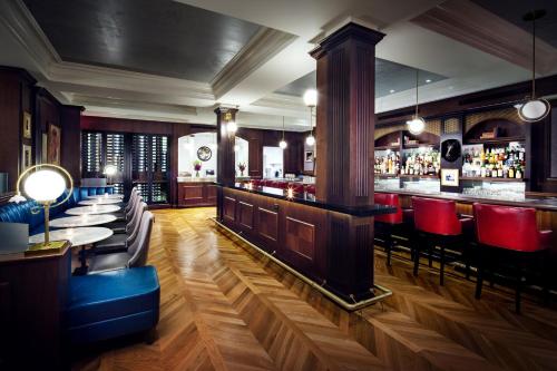 Lounge nebo bar v ubytování The Adelphi Hotel