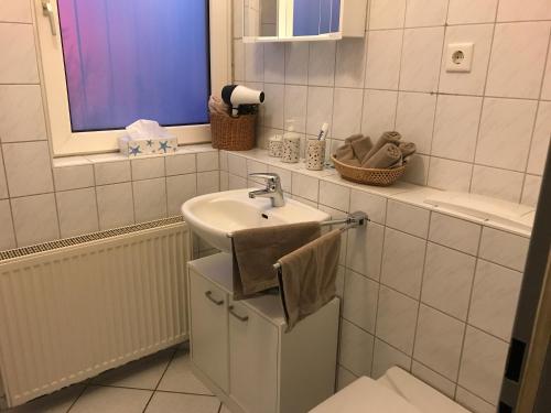 Kylpyhuone majoituspaikassa 2 Zimmer Wohnung Wuppertal mit Terrasse