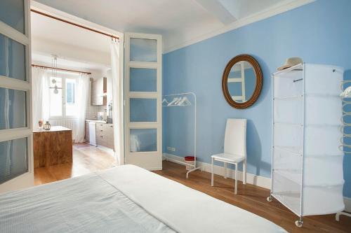 フィレンツェにあるCarmine Suiteの青いベッドルーム(ベッド1台、鏡付)
