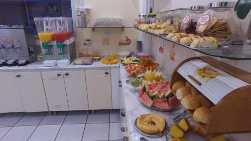 una cucina con diversi ripiani pieni di diversi tipi di cibo di Hotel Boulevard ad Araripina
