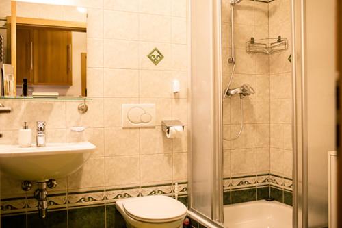 La salle de bains est pourvue de toilettes, d'un lavabo et d'une douche. dans l'établissement Residenz Maroi, à Sankt Anton am Arlberg