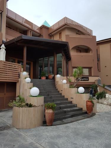 un edificio con escaleras delante con macetas en Hotel Santa Caterina, en Fisciano