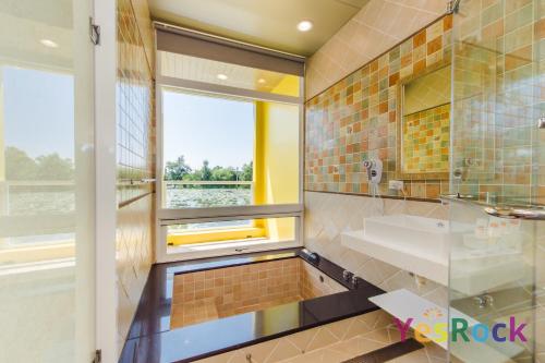 La salle de bains est pourvue d'un lavabo et d'une fenêtre. dans l'établissement 羅東微風小棧民宿, à Luodong