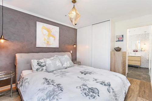 
A bed or beds in a room at Heart of Glenelg BnB
