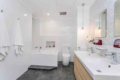 
A bathroom at Heart of Glenelg BnB
