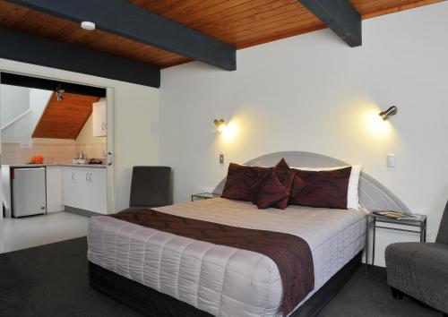 Llit o llits en una habitació de Wylie Court Motor Lodge