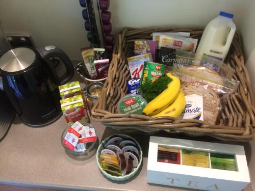 EmeraldにあるEmerald Ridgeのカウンターの上の食べ物や食料品の入ったバスケット