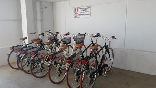 eine Reihe von Fahrrädern, die in einer Garage geparkt sind in der Unterkunft Dama Hotel in Fossano