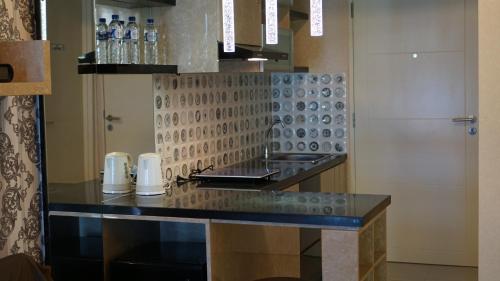 a bar in a kitchen with a counter top at Tanglin Mansion Apartment - Pakuwon Mall in Surabaya