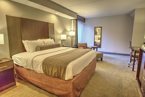 a hotel room with a large bed and a living room at Best Western Sevierville/Kodak Inn in Kodak