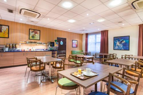 مطعم أو مكان آخر لتناول الطعام في Canal Suites by Popinns