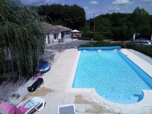 une piscine dans une cour avec piscine dans l'établissement Gite - Le chemin blanc, à Saint-Sornin