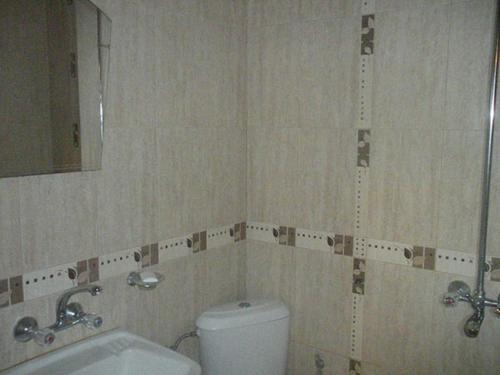 uma casa de banho com um WC, um lavatório e um espelho. em Hotel- Restaurant Struma em Stara Kresna