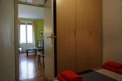 バルセロナにあるApartEasy - Montjuïc & Firaのテーブル付きの部屋に開くドアのある部屋