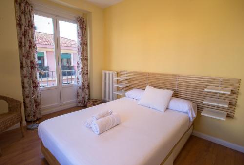 マドリードにあるFor You Rentals Chueca Apartment SON1のベッドルーム(大きな白いベッド1台、窓付)