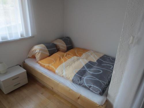 シュルンスにあるHaus Rünzlerの窓付きの小さな部屋の小さなベッド1台分です。