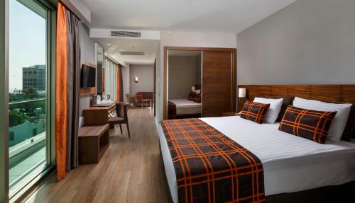 Postel nebo postele na pokoji v ubytování Side Sunport Hotel - All Inclusive
