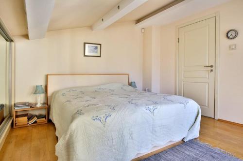 sypialnia z łóżkiem z białą narzutą w obiekcie Portofino Apartment w mieście Sofia