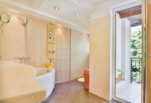 Portofino Apartment في صوفيا: حمام مع حوض ومرحاض ومغسلة
