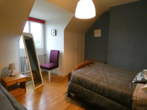 ラニオンにあるChambres d'hotes de Pouldiguyのベッドルーム(ベッド1台、紫色の椅子付)