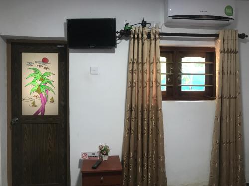 Una televisión o centro de entretenimiento en Hotel Camorich